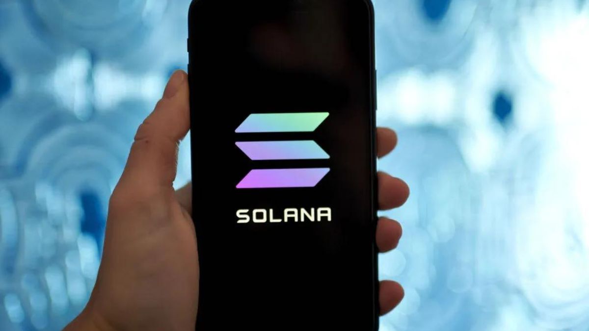 Solana, una prominente blockchain conocida por su velocidad y escalabilidad, ha lanzado una actualización crucial en su mainnet beta con el objetivo de abordar los persistentes problemas de congestión que han afectado recientemente a su red.