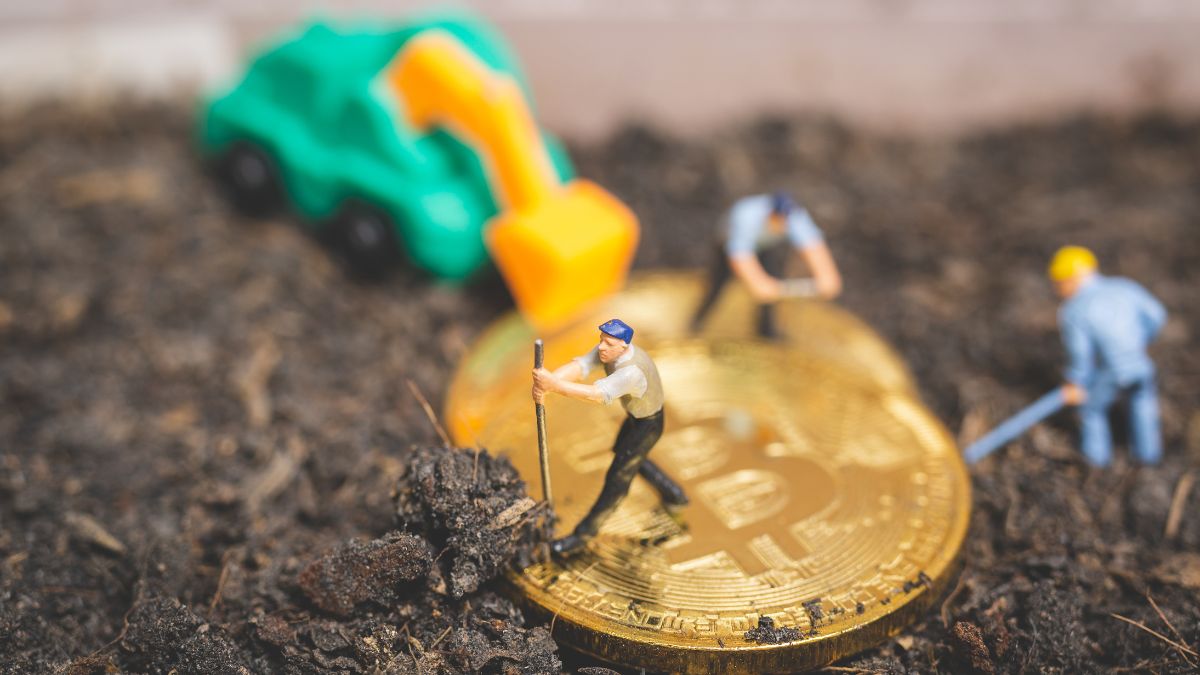 Con el próximo halving de Bitcoin en el horizonte, los mineros de esta criptomoneda se encuentran inmersos en una carrera contra el tiempo, ajustando estrategias para mantener la rentabilidad en un panorama desafiante.