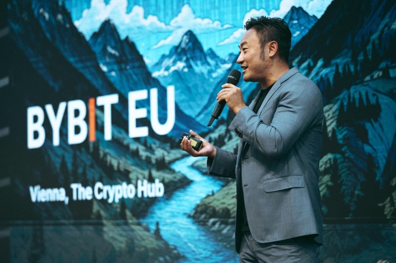 Ben Zhou, CEO y Co-fundador de Bybit, en el escenario del evento oficial de lanzamiento europeo en Viena