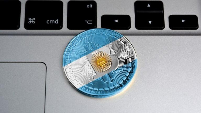 Argentinos reciben salario en criptomonedas para escapar al control cambiario