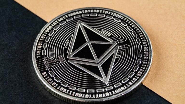 Ethereum (ETH) en ruta hacia los $3.500: Análisis revela potencial aumento en triángulo ascendente