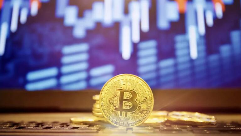 ¿Qué tiene en común la caída de bitcoin con las acciones de las grandes empresas en el mercado actual?