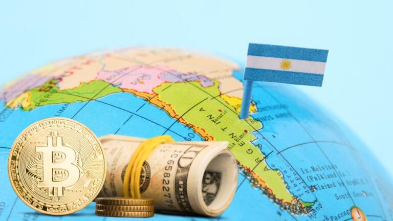 La subida del “dólar blue” en Argentina impulsa a la población a protegerse en monedas estables