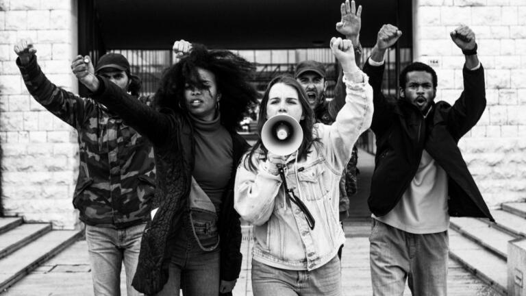 “¡Que caiga el reino de los bancos!” Exclamaban manifestantes luego de que se congelaran los fondos de un hombre en el Líbano