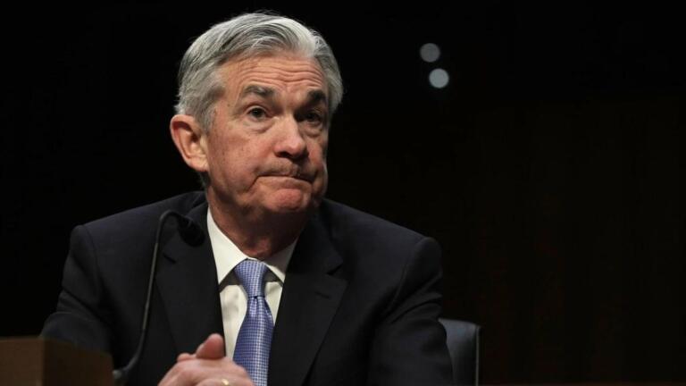 La Fed podría verse forzada a recortar tasas antes de mayo, advierte JPMorgan