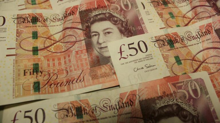 La libra esterlina se hunde a un mínimo histórico y se espera su paridad con el dólar