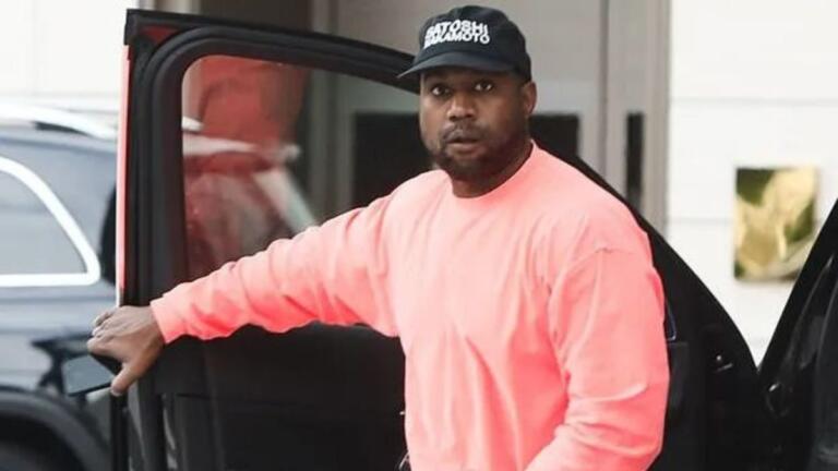 Kanye West se vio usando una gorra de Satoshi Nakamoto luego de que JPMorgan cerrará la cuenta bancaria de Yeezy