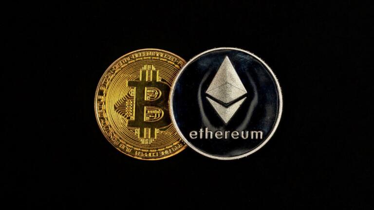 ÚLTIMA HORA: Empresa de 9 billones de dólares lanzará comercio de Bitcoin y Ethereum para inversores minoristas