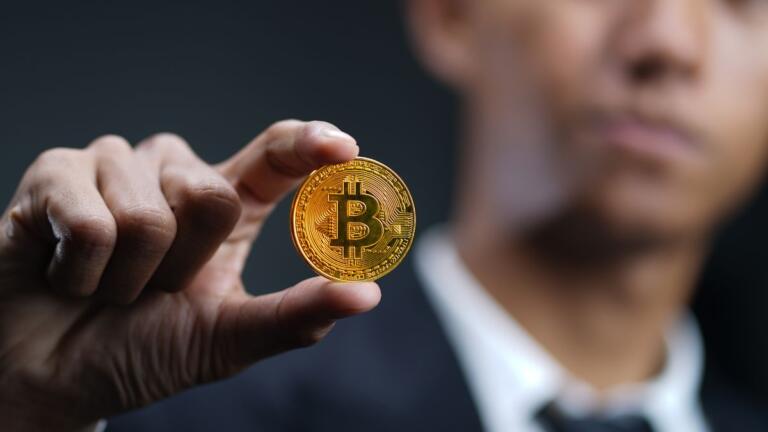 Ballena de Bitcoin movió COP 541K millones en BTC tras 5 años de HODL