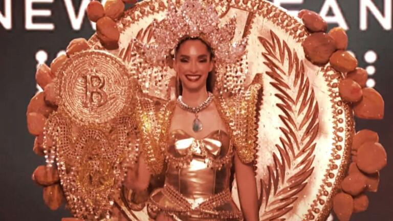 Representante de El Salvador usó traje de Bitcoin en desfile de Miss Universe
