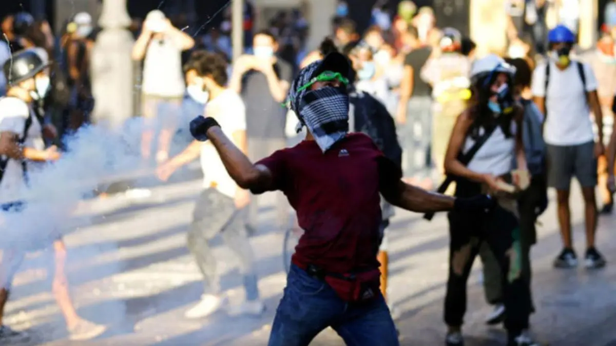 Cientos de libaneses incendiaron varios bancos en Beirut, la capital de Líbano, en protesta por la devaluación de la moneda local.