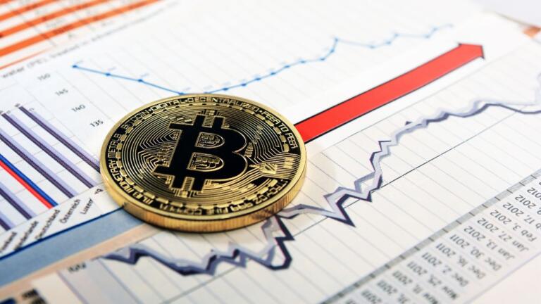 Ballenas de bitcoin impulsan el sentimiento alcista: ¿Romperá BTC los $60.000?