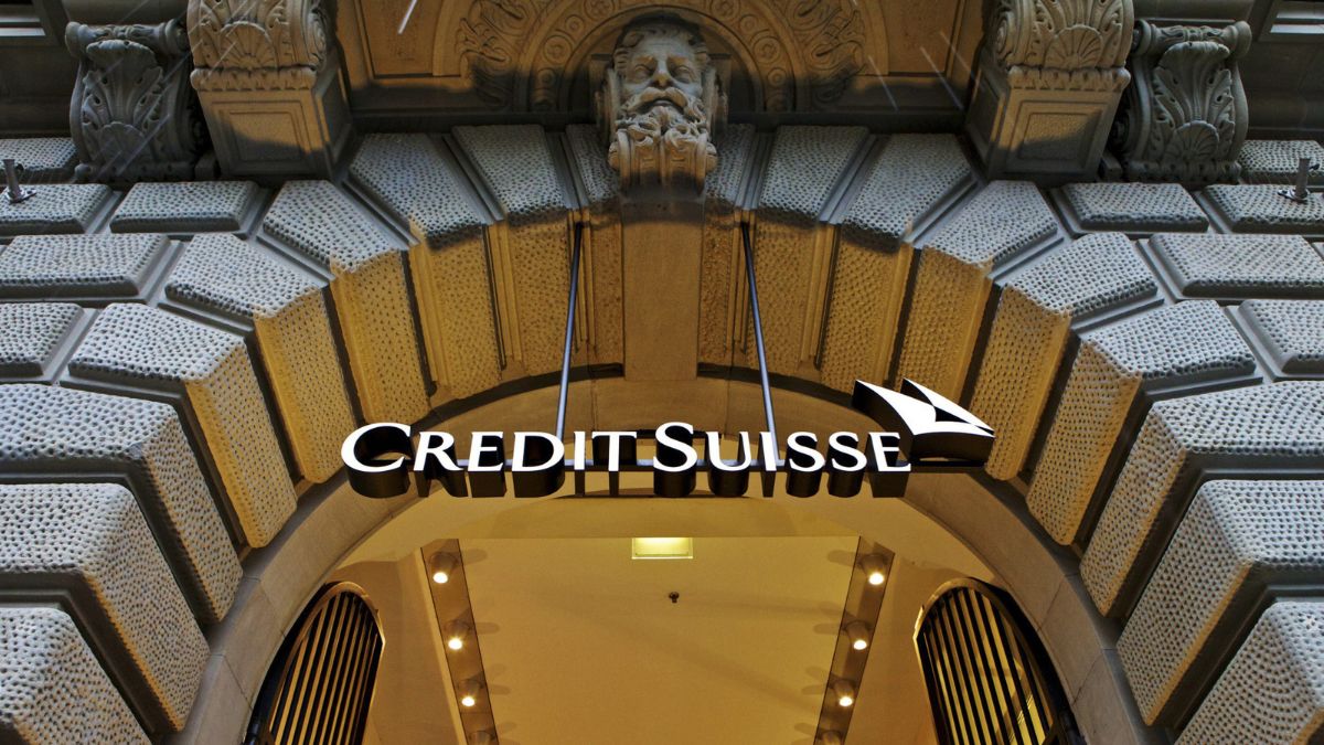 “Credit Suisse ya no existe”, informó Bloomberg en Twitter, explicando la caída del banco que enfrentó décadas de escándalos de todo tipo.