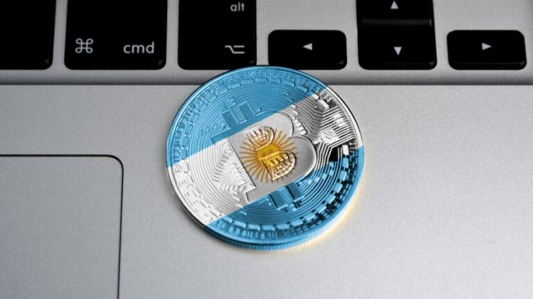 En medio de la peor inflación en décadas, argentinos encuentran refugio en Bitcoin