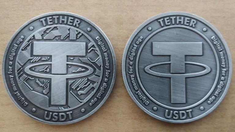 Tether usó documentos falsos para abrir cuentas bancarias, según informe del WSJ