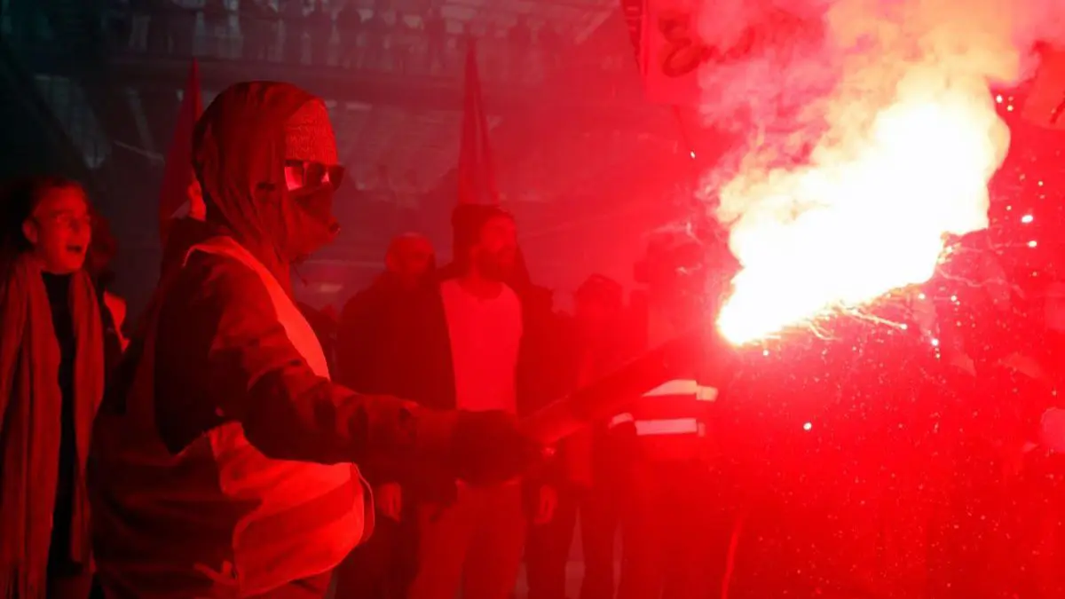 La oficina en Francia, exactamente en París de la firma de inversión global, BlackRock, fue invadida por manifestantes franceses.