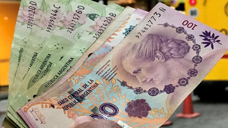 Peso argentino cae fuertemente frente al dólar, ¿cómo Bitcoin y otras monedas podrían ayudar a Argentina?