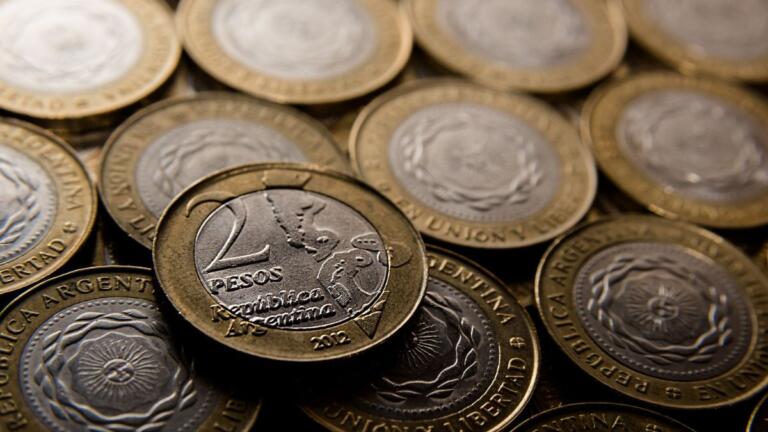 Los argentinos descubren nueva forma de ganar dinero desmontando monedas