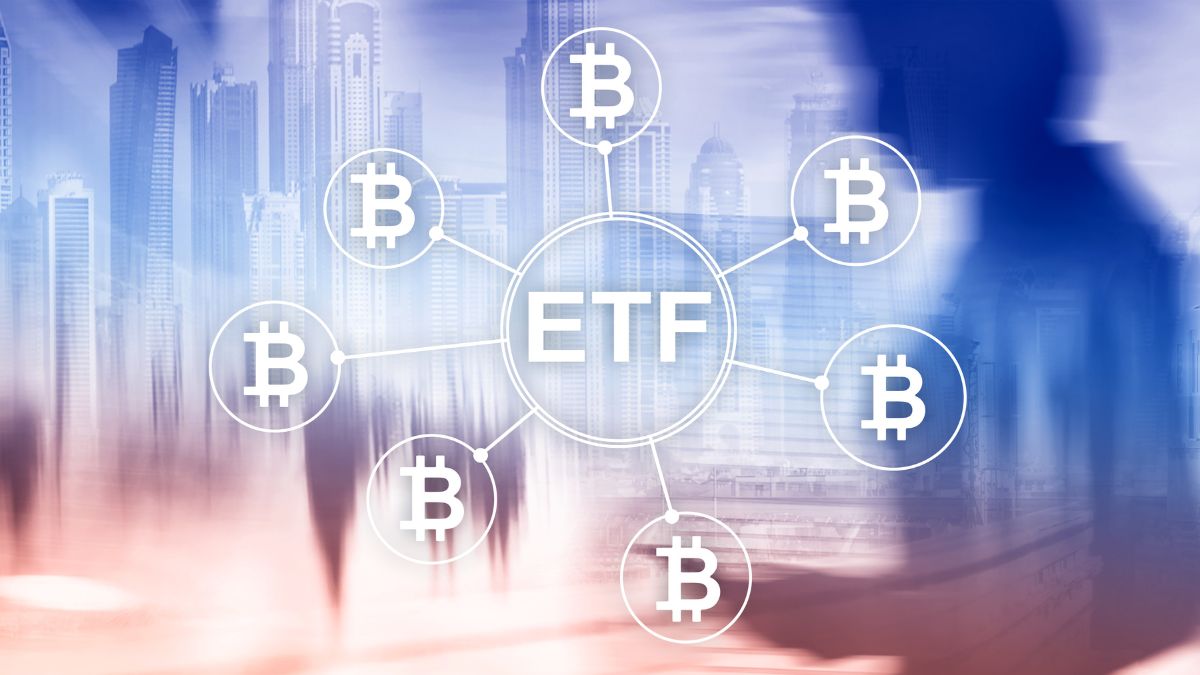 Para entender un ETF de Bitcoin, primero definamos qué es un ETF en general. Un ETF es un fondo cotizado en bolsa, similar a una acción.