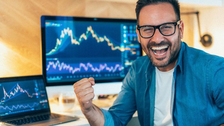 Trader genera 427 mil dólares en un mes: esta fue su estrategia