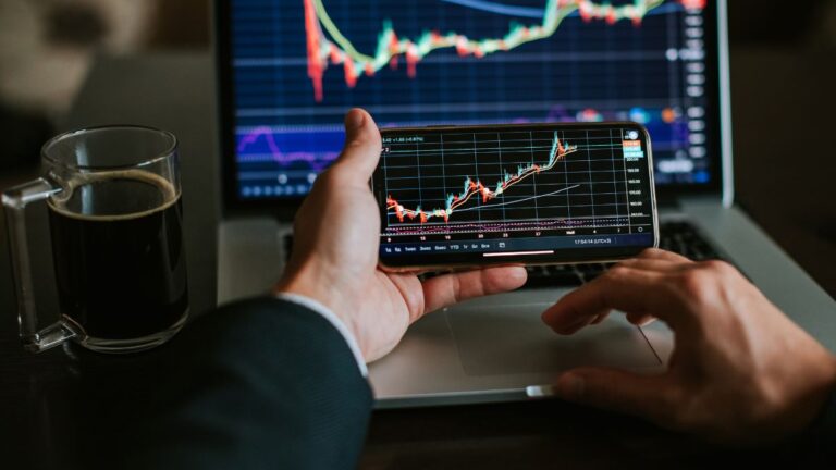 El volumen spot en exchanges centralizados ha alcanzado su nivel más bajo en los últimos nueve meses, una señal que podría estar reflejando un cambio profundo en la dinámica del mercado cripto.