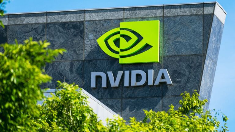 ¿Cómo invertir en acciones de NVIDIA sin ser un experto?