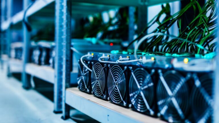 Hashrate de Bitcoin cerca de romper su máximo mientras mineros disminuyen sus ventas