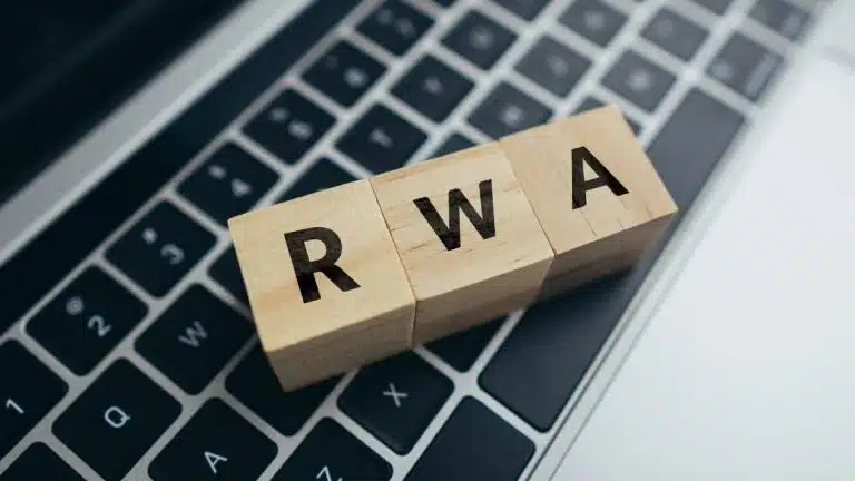 Los Real World Assets o activos del mundo real (RWAs, por sus siglas en inglés) están experimentando un auge significativo en el ecosistema blockchain, marcando una evolución crucial en la convergencia entre las finanzas tradicionales (TradFi) y las finanzas descentralizadas (DeFi).