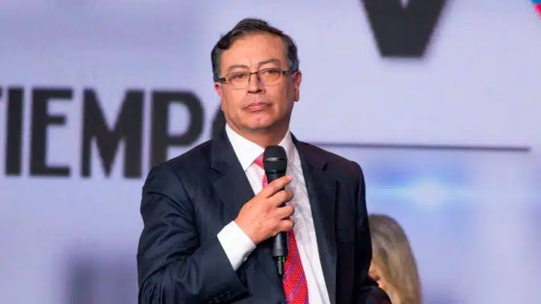 Gustavo Petro y pirámide de criptomonedas