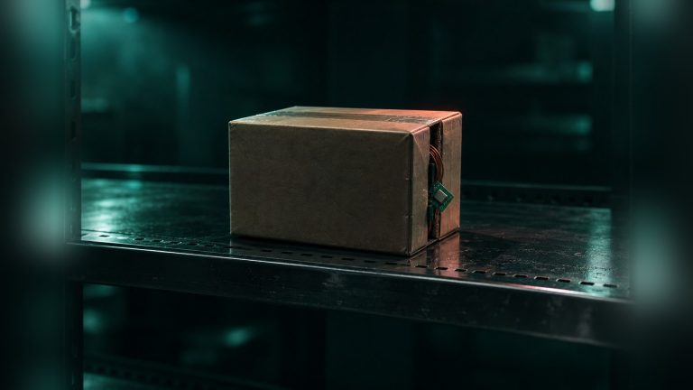 Ledger: un comprador dice que dos billeteras de MediaMarkt traían un implante; la empresa solo confirma los casos de CryptoBilis